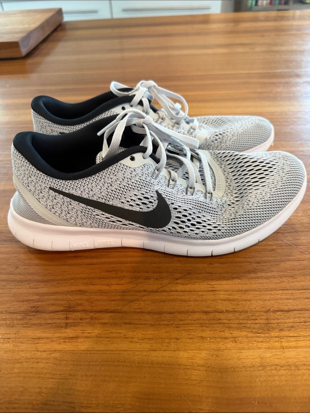 EUC Nike Free RN Women’s 10